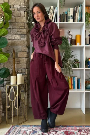 Oxford Stretch Herringbone Box Pleat Pant Burgundy